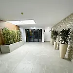 Hils Pallady Lyly * Βουκουρέστι